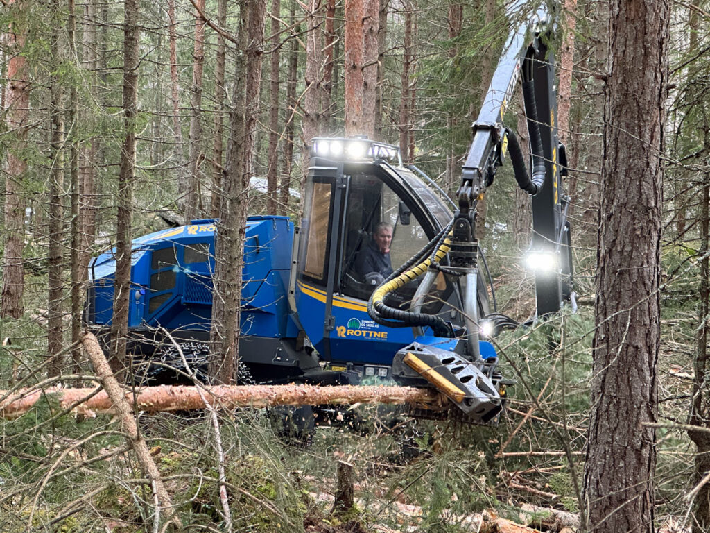 Skogsmaskin i skog