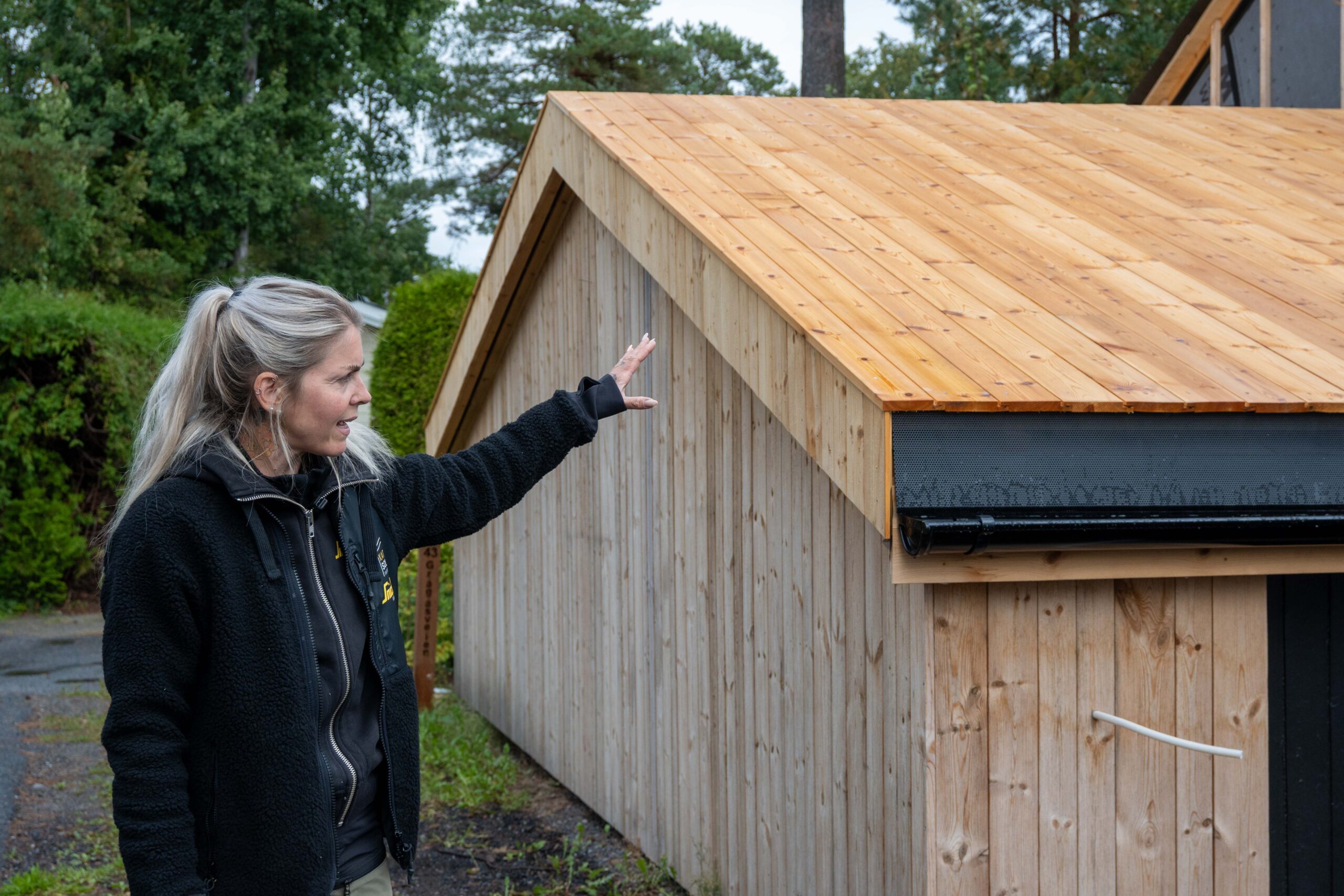 Katarina Solend og tretak i malmfuru 